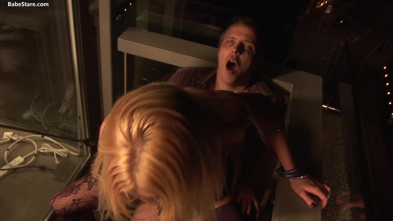 Babe Stare: Două blonde vixen seduc un bărbat pentru un sex în trei