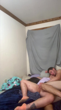 Are o rochie violetă sexy, o ia pe stomac dur