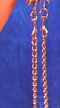 Przykuta dojrzała MILF dokuczała z Clothespins i Dildo
