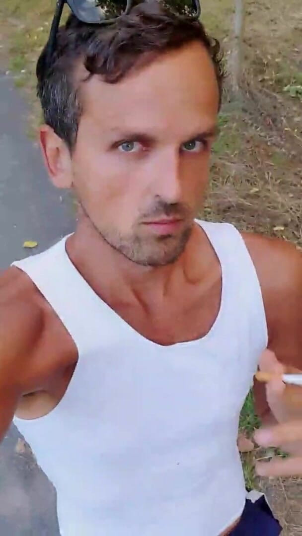 Slutboyben: 性感但脑筋交撸管的暴露狂猪