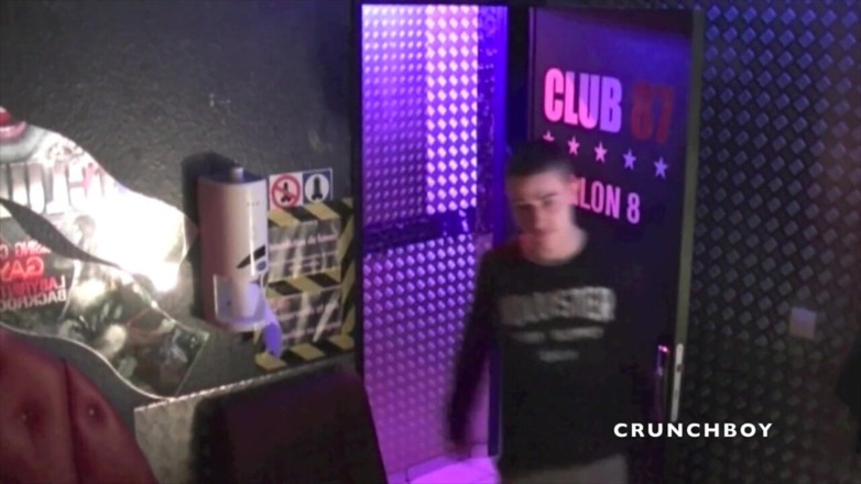 Crunch Boy: Femiantz twink meraklı 2 arkadaşı tarafından sikiliyor