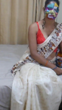 Une bhabhi indienne en sari se déchaîne