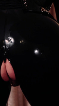 La miLF looner in lattice si masturba con i piercing sulla figa e con dei palloncini d'aria