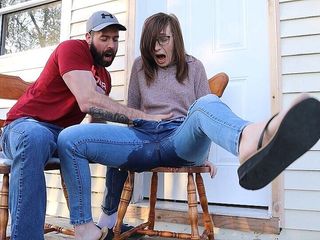 Jess Tony squirts: Сквиртую на улице в моих джинсах - соседи наблюдают