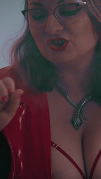 Ona gryzie, ssie dym i drenuje energię - codzienny rytuał pasierba jest dojony i jego energia seksualna drenowana przez złą macochę
