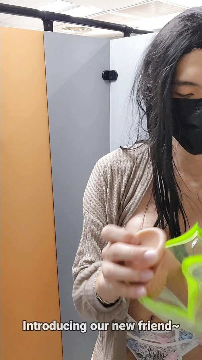 NotAFuta: Desafio universitário! Exibicionista Gina se fode no banheiro masculino