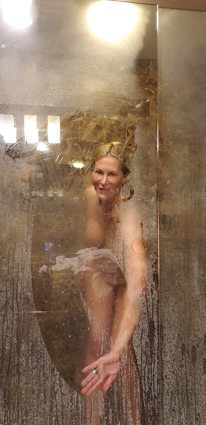 JessRyan: MILF Camgirl Jess ryan seift sich unter der dusche ein