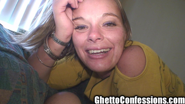 Ghetto Confessions: 快乐辣妹贫民窟婊子很好地吮吸鸡巴！