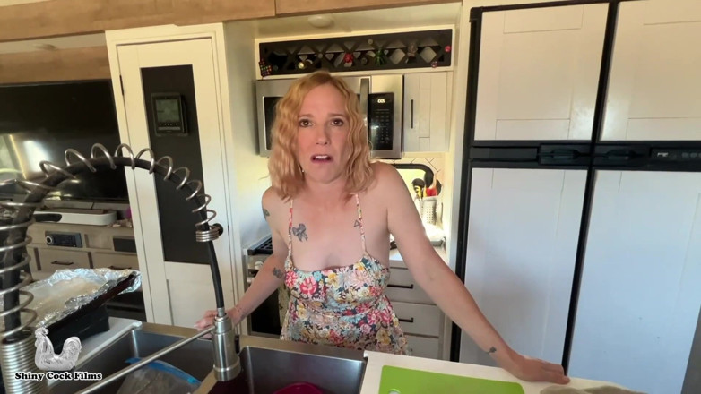 Jane Cane: Помогая стрессу в отпуске моей мачехи - Jane Cane, Shiny Cock films