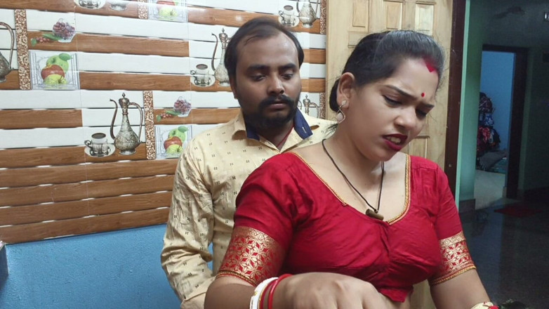 Sona bhabhi: Pas getrouwde Indische Desi-vrouw neukt hard door haar man in...