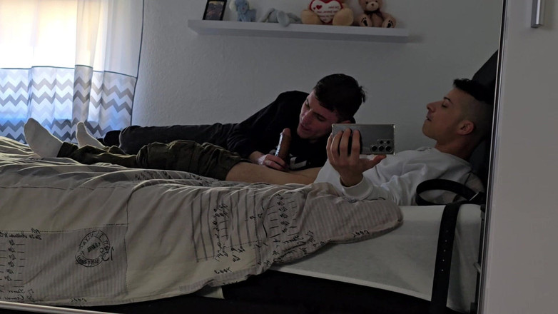 boyzxy212: Solo una rápida mamada gay en medio