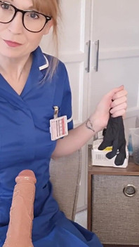 Vedere la persoana 1 - asistenta clinicii de sex sex testează slujba, femeie îmbrăcată, bărbat gol