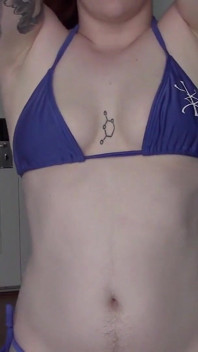 Wytatuowane rude bikini złośliwiec