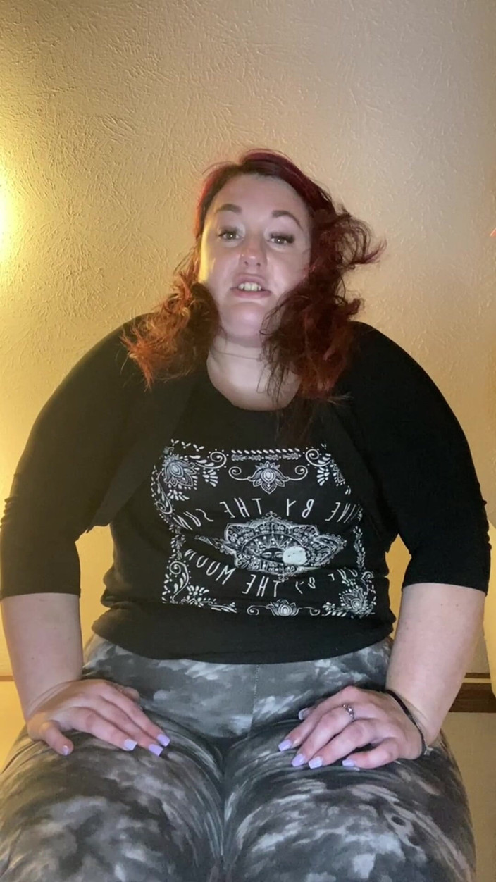 BellaBlast: Giantess descoperă Michael, pantoful minuscul (partea 1 a Shoe Tiny)