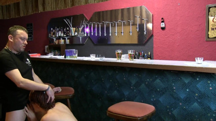 Popp Sylvie: Follando en un bar