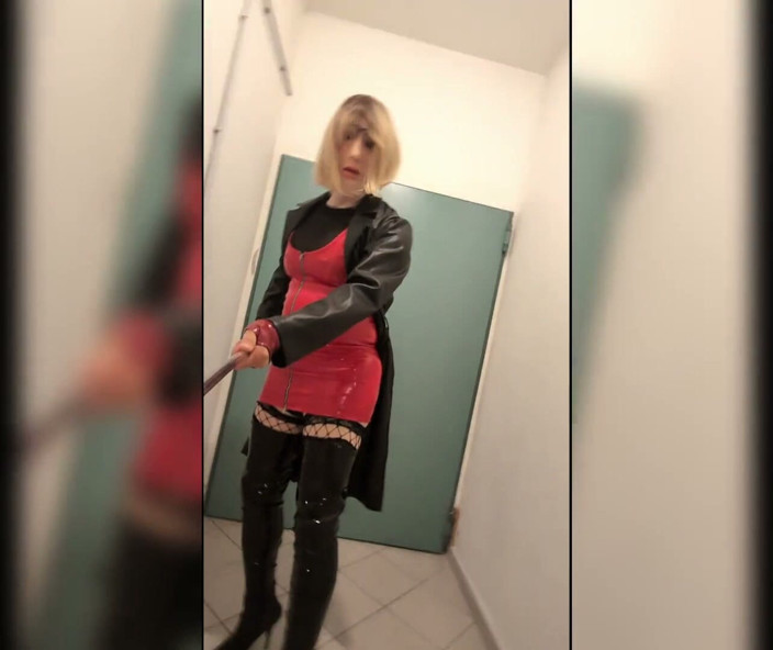 Chatuser: Berjalan di Rumah Letak Kereta, Blonde Dalam But Overknee, Pakaian...