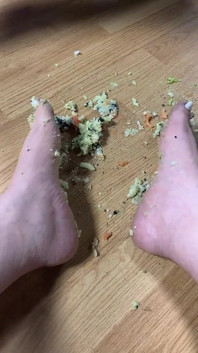 Er nimmt sein Essen dank meiner Füße...
