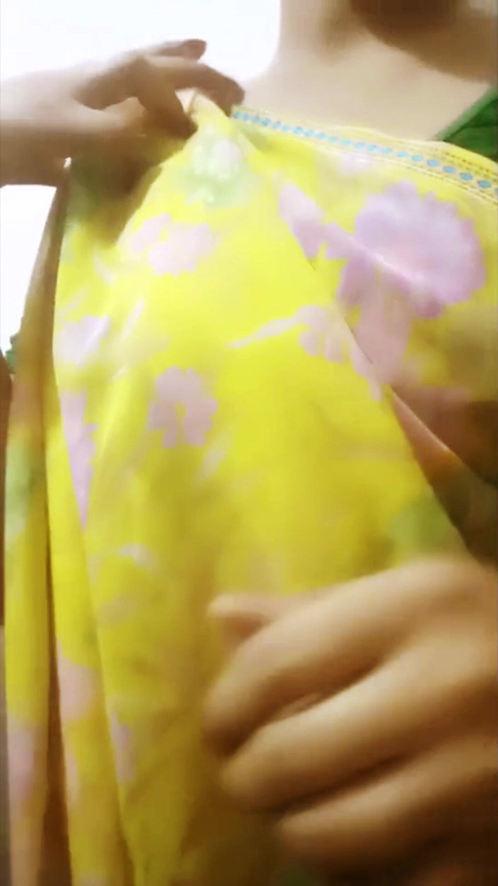 Desi_Tease_Queen: Desi bhabhi sari neckt - langsam heben &amp; spähen - kein gesicht - 4K Hohe...