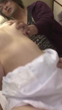 Ramen panas Scene-2_threesome dengan seorang awek Jepun berbulu di Kedai Ramen Jalanan