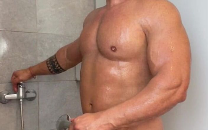 Mr. Guru: Bodybuilder naakte douche