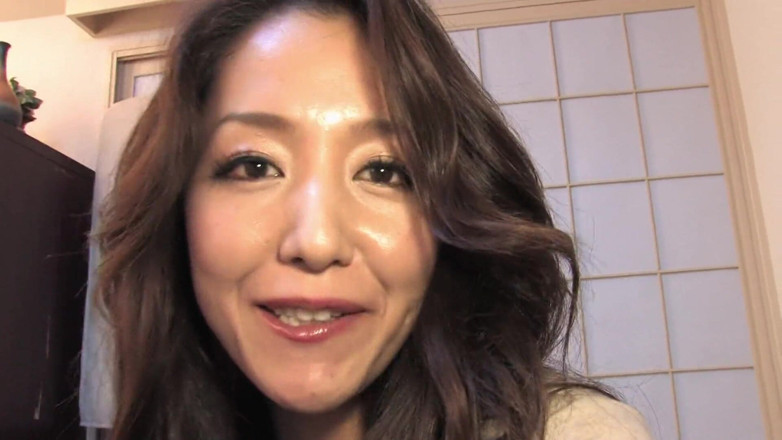 Blowjob Fantasies from Japan: Madura japonesa prostituta adora chupar pau debaixo do chuveiro