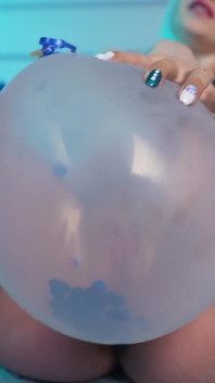 Embarazada de 9 meses se divierte con su agujero y globos