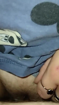 Gioco con una figa bagnata con le mutandine