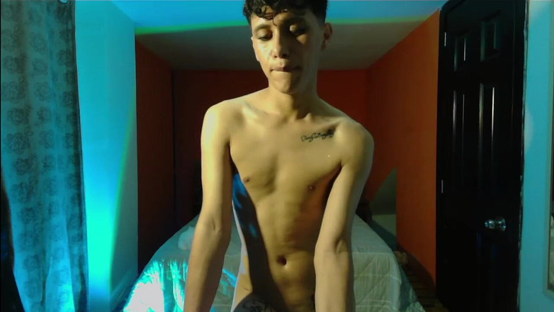 Artesensual: Del 2 femboy blir helt naken och dansar för sin publik