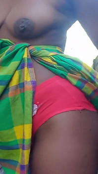 Mi stuzzicando in pantaloni sexy mi sgrilletta la figa pelosa spremendo le mie tette