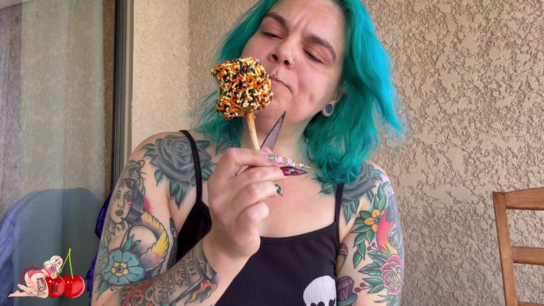 CherryBombBomb: Lížu mé stříkací karamel candy jablko