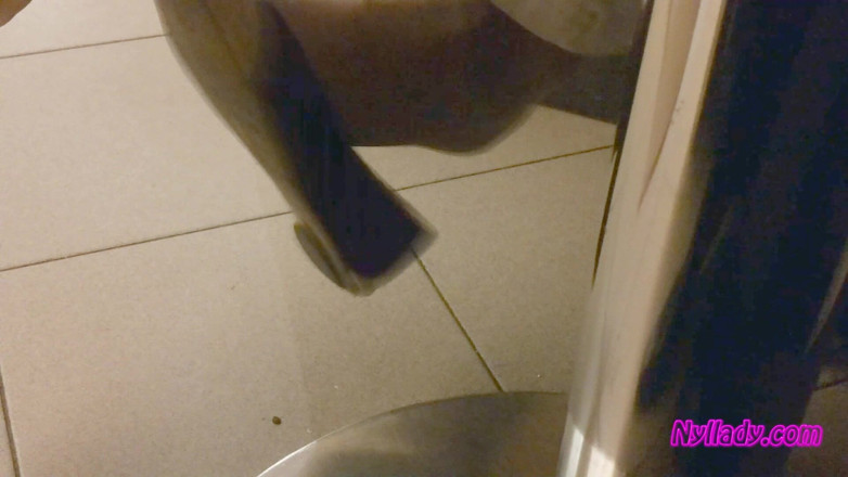 Nyllady: Nyllady Dangling em uma pizzaria