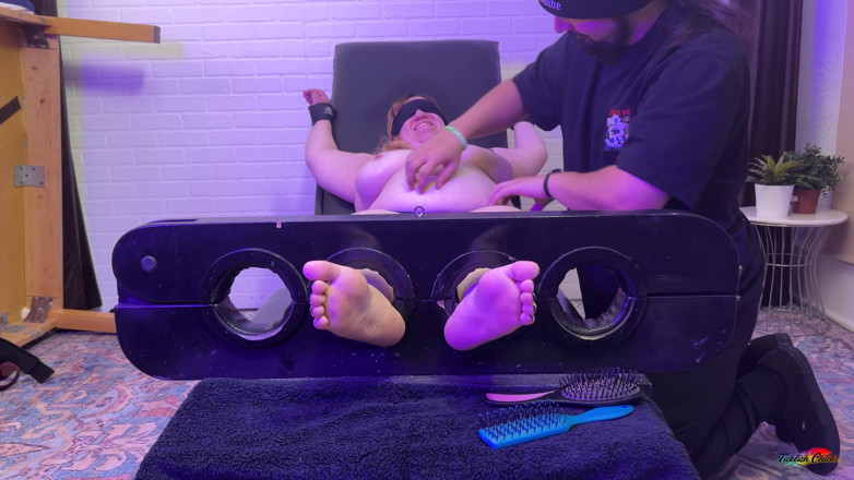 Ticklish Chicks: Heather Topless &amp; Tag samen