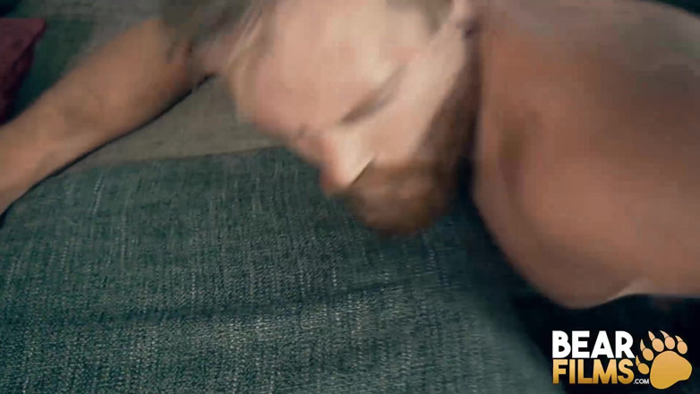 Bear Films: BEARFILMS - Top, ours tatoué, insémine son bel amant poilu