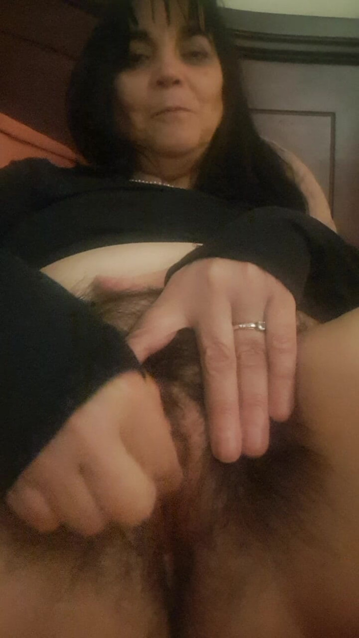 Mommy big hairy pussy: MILF älskar sin håriga fitta
