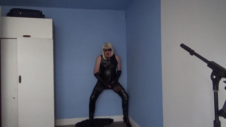 Leather Kirsten: シシー・スラットの指示