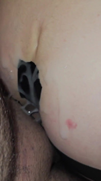 Duas gozadas internas ao mesmo tempo na bunda grandona milf madrasta