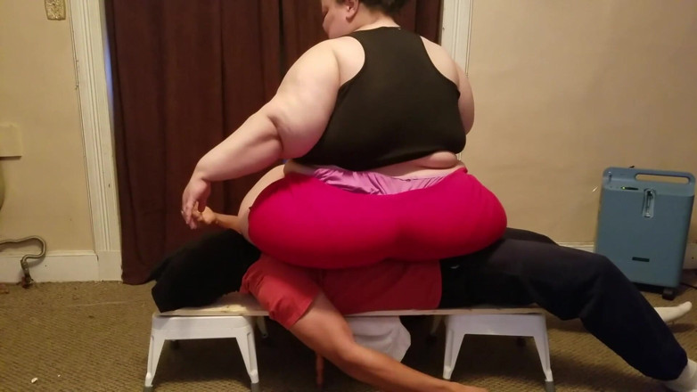 Full Weight Productions: Regina Nora îl unge în scândură și podea