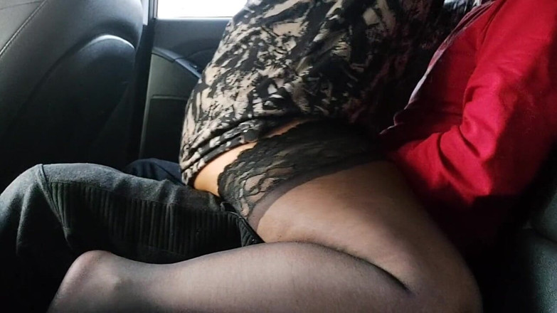 Step Mommy: Mama vitregă excitată în ciorapi își călărește fiul vitreg în mașină