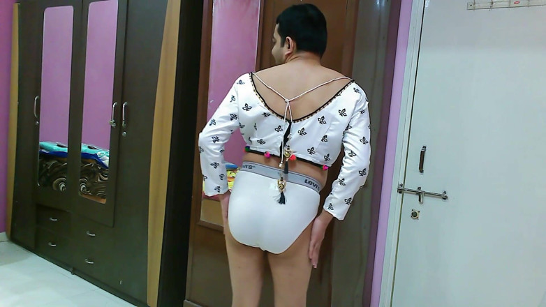 Cute & Nude Crossdresser: Het crossdresser femboy Sweet Lollipop i en vit beskärningstopp och...