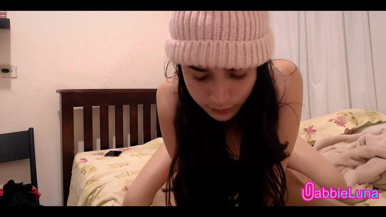 Gabbie Luna: Junges mädchen sitzt bequem und stöhnt, bis sie zum orgasmus...