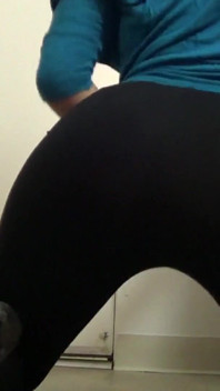 Legging hitam twerk pantat menampilkan Sinn Sage