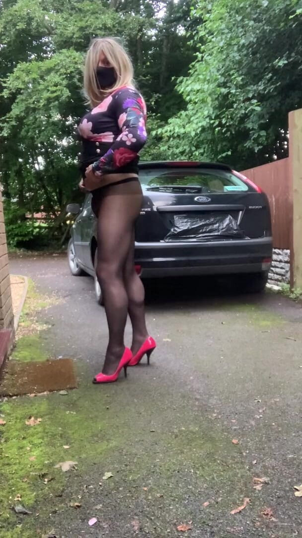 Kelly cd: 穿着黑色礼服和黑色沃尔福德紧身衣的凯莉 cd