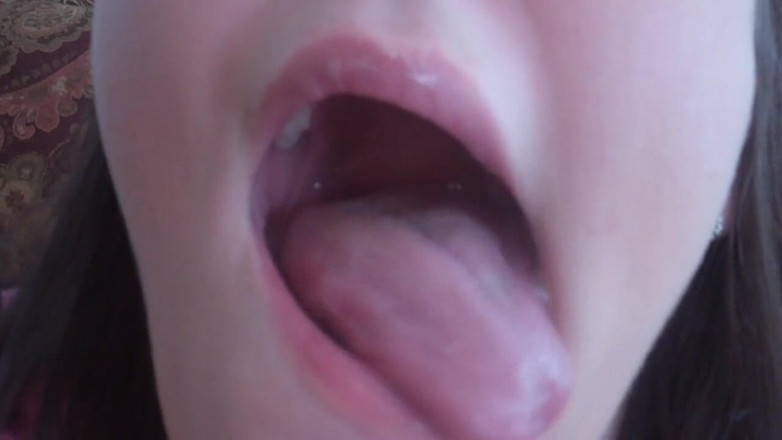 Sexy Amateurz: Z bliska pokazuje swój ładny język