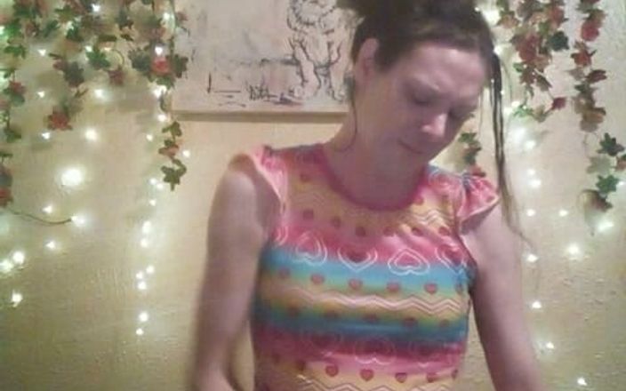 sillymillie4: Millie se udă și se joacă în ea!