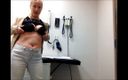 Garter sex: Dokter merangkak aku masturbasi di kamarnya