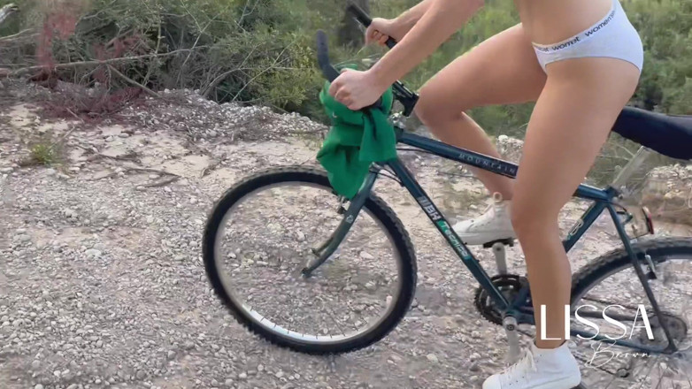 Lissa Brown: Il giro in bicicletta nel mezzo della foresta termina molto...