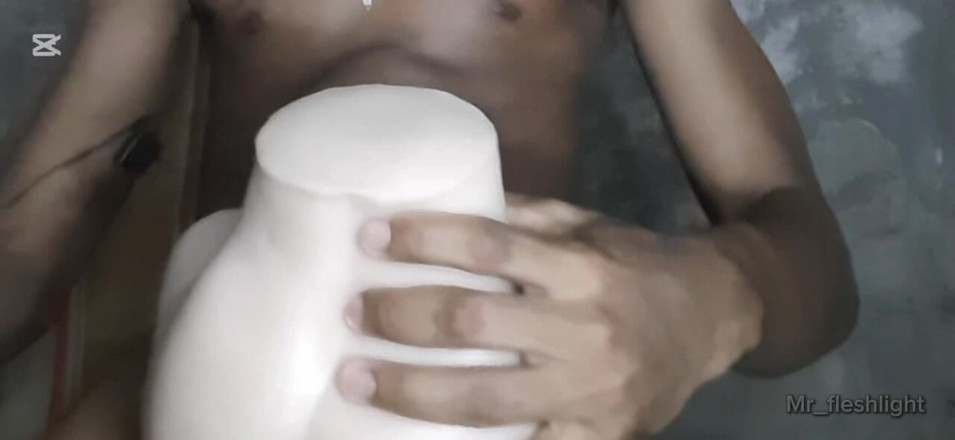 Black-2001: Regarde comment je baise ce Fleshlight, j’aimerais que ce soit...