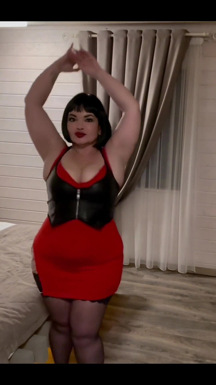 KarmenMilf: Dans într-o ținută nouă