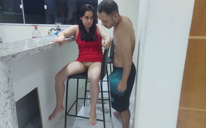 Jennyferpimenta: Sora mea vitregă mă tachinează fără chiloți când suntem singuri...