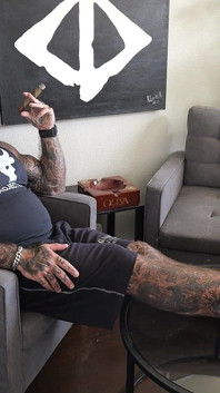 Adoración de pies y fumar tabaco con oso Oscar